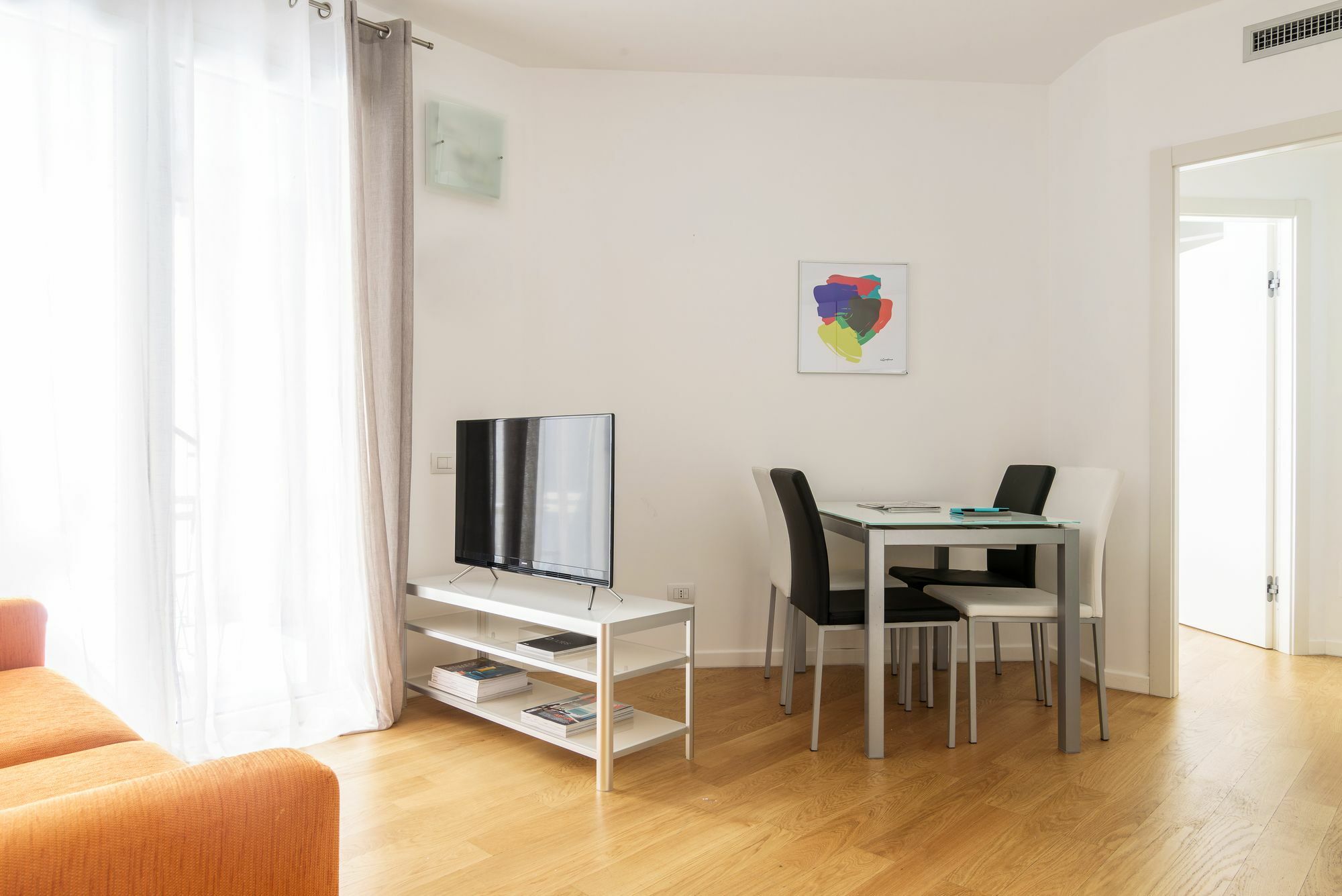 Joivy Sunny 1-Bed Flat With Balcony Apartment Milan Exterior photo
